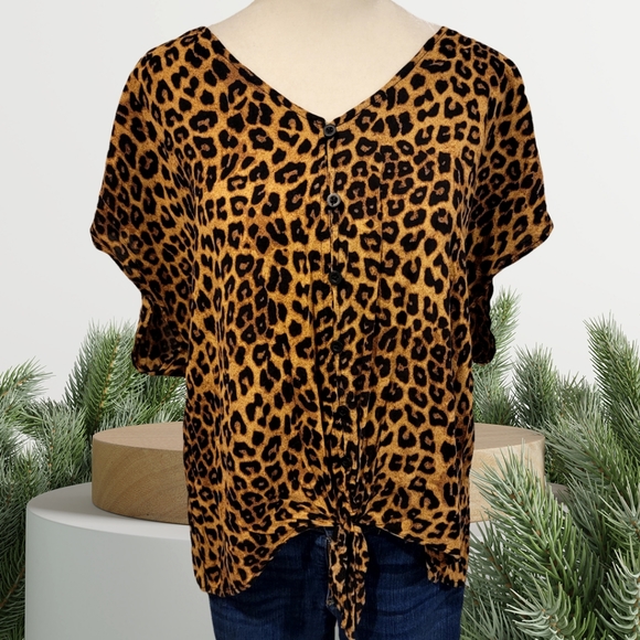 torrid Tops - Womens Torrid animal print short sleeve top with front tie Size 1X